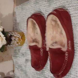 UGG  slipper size  7